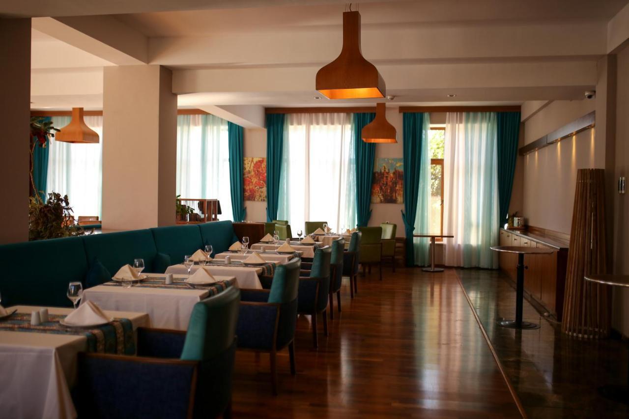 El Resort Hotel Гах Екстериор снимка