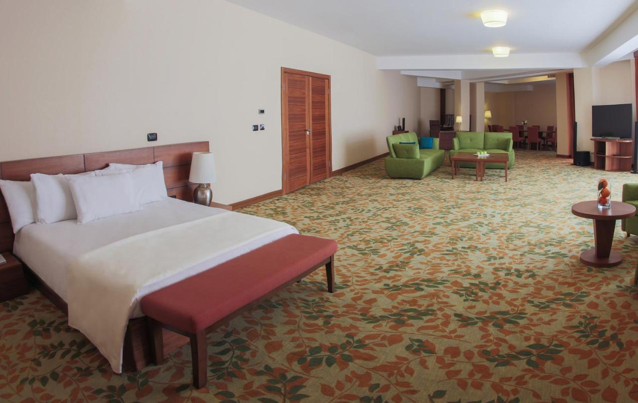 El Resort Hotel Гах Екстериор снимка